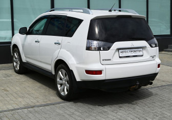 Подержанный автомобиль Mitsubishi Outlander 2010 года (3 фото)