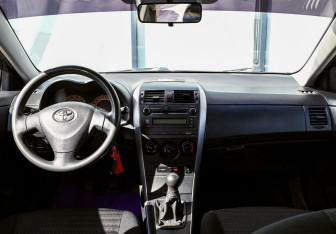 Подержанный автомобиль Toyota Corolla Sedan 2007 года (15 фото)