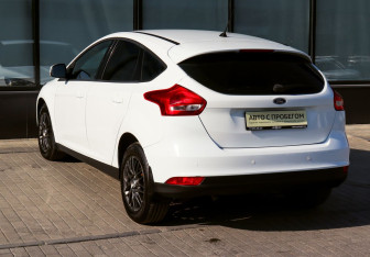 Подержанный автомобиль Ford Focus Hatchback 2016 года (3 фото)