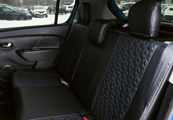 Подержанный автомобиль Renault Sandero 2015 года (17 фото)