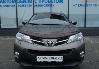 Подержанный автомобиль Toyota RAV4 2013 года (8 фото)