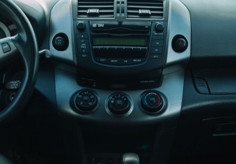 Подержанный автомобиль Toyota RAV4 2011 года (11 фото)