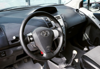 Подержанный автомобиль Toyota Yaris Hatchback 2006 года (14 фото)