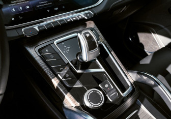 Подержанный автомобиль Geely Atlas Pro 2022 года (10 фото)