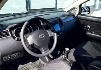 Подержанный автомобиль Nissan Tiida Hatchback 2012 года (14 фото)