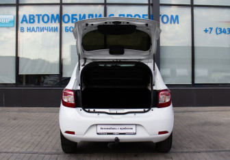 Подержанный автомобиль Renault Sandero 2018 года (19 фото)