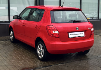 Подержанный автомобиль Skoda Fabia Hatchback 2010 года (3 фото)