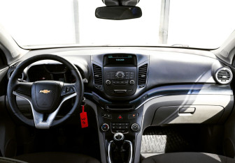 Подержанный автомобиль Chevrolet Orlando 2013 года (17 фото)