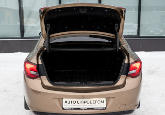 Подержанный автомобиль Opel Astra Sedan 2012 года (18 фото)