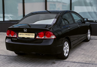 Подержанный автомобиль Honda Civic Sedan 2007 года (5 фото)
