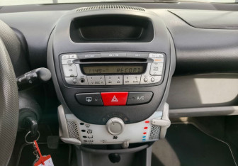 Подержанный автомобиль Peugeot 107 2009 года (13 фото)