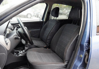 Подержанный автомобиль Renault Sandero 2011 года (13 фото)