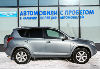 Подержанный автомобиль Toyota RAV4 2007 года (6 фото)
