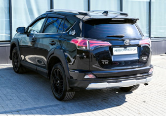 Подержанный автомобиль Toyota RAV4 2017 года (3 фото)