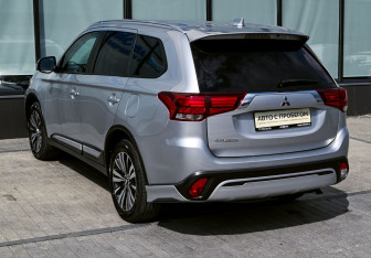 Подержанный автомобиль Mitsubishi Outlander 2020 года (3 фото)