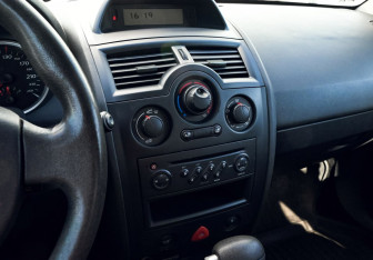 Подержанный автомобиль Renault Megane Sedan 2006 года (11 фото)