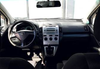 Подержанный автомобиль Toyota Corolla Verso 2008 года (15 фото)