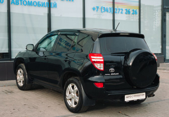 Подержанный автомобиль Toyota RAV4 2010 года (3 фото)