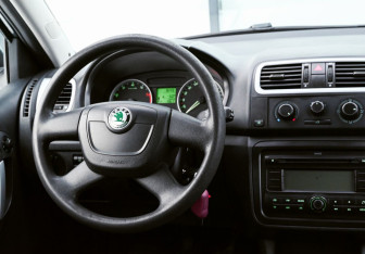 Подержанный автомобиль Skoda Fabia Hatchback 2009 года (11 фото)