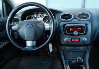 Подержанный автомобиль Ford Focus Sedan 2010 года (10 фото)