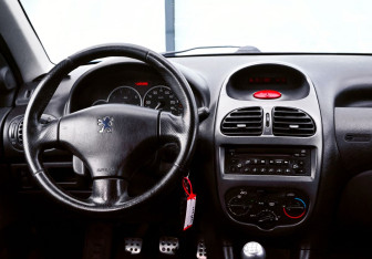 Подержанный автомобиль Peugeot 206 Hatchback 2007 года (19 фото)