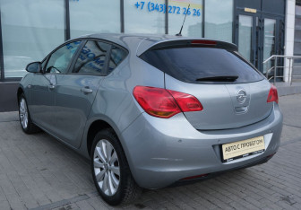 Подержанный автомобиль Opel Astra Hatchback 2011 года (3 фото)