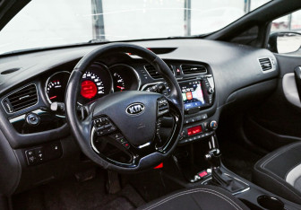 Подержанный автомобиль Kia Ceed Hatchback 2013 года (15 фото)