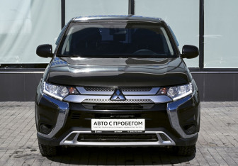 Подержанный автомобиль Mitsubishi Outlander 2018 года (8 фото)