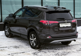 Подержанный автомобиль Toyota RAV4 2018 года (3 фото)