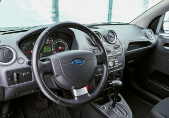 Подержанный автомобиль Ford Fiesta Hatchback 2007 года (10 фото)