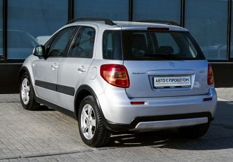 Подержанный автомобиль Suzuki SX4 Sedan 2011 года (3 фото)