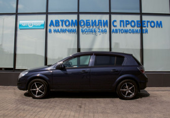 Подержанный автомобиль Opel Astra Hatchback 2010 года (2 фото)