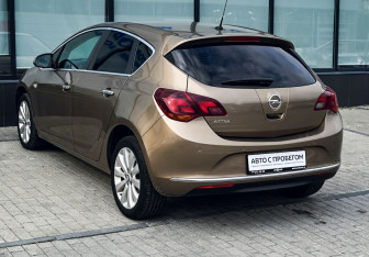 Подержанный автомобиль Opel Astra Hatchback 2012 года (3 фото)