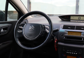 Подержанный автомобиль Citroen C4 Hatchback 2010 года (17 фото)