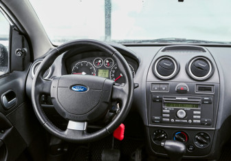 Подержанный автомобиль Ford Fiesta Hatchback 2007 года (11 фото)