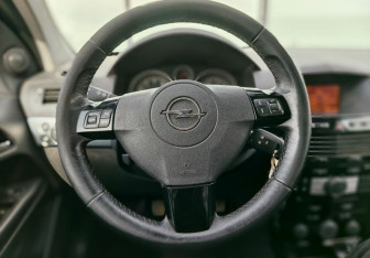 Подержанный автомобиль Opel Astra Hatchback 2013 года (12 фото)