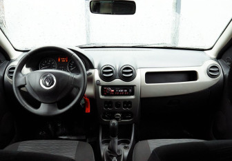 Подержанный автомобиль Renault Sandero 2011 года (16 фото)