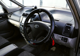 Подержанный автомобиль Toyota Opa 2001 года (13 фото)