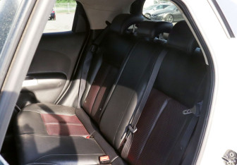 Подержанный автомобиль Nissan Juke 2011 года (18 фото)