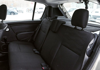 Подержанный автомобиль Renault Sandero 2012 года (13 фото)