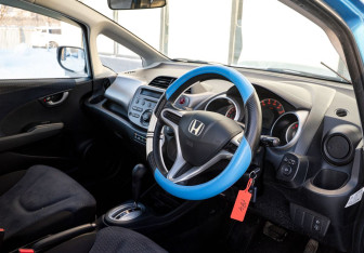 Подержанный автомобиль Honda Fit 2008 года (9 фото)