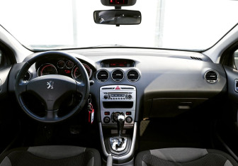 Подержанный автомобиль Peugeot 308 Hatchback 2010 года (12 фото)