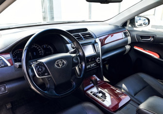 Подержанный автомобиль Toyota Camry Sedan 2013 года (15 фото)