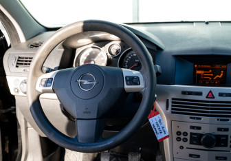 Подержанный автомобиль Opel Astra Hatchback 2008 года (11 фото)