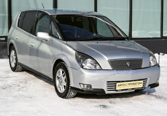 Подержанный автомобиль Toyota Opa 2001 года (7 фото)