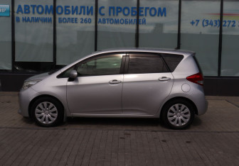 Подержанный автомобиль Subaru Trezia 2013 года (2 фото)