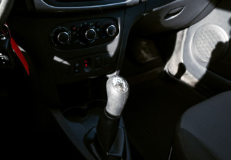 Подержанный автомобиль Renault Sandero 2015 года (10 фото)