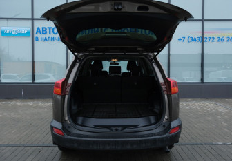 Подержанный автомобиль Toyota RAV4 2013 года (18 фото)