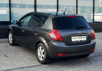 Подержанный автомобиль Kia Ceed Hatchback 2010 года (3 фото)
