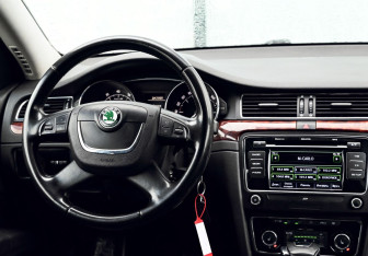 Подержанный автомобиль Skoda Superb Liftback 2012 года (21 фото)